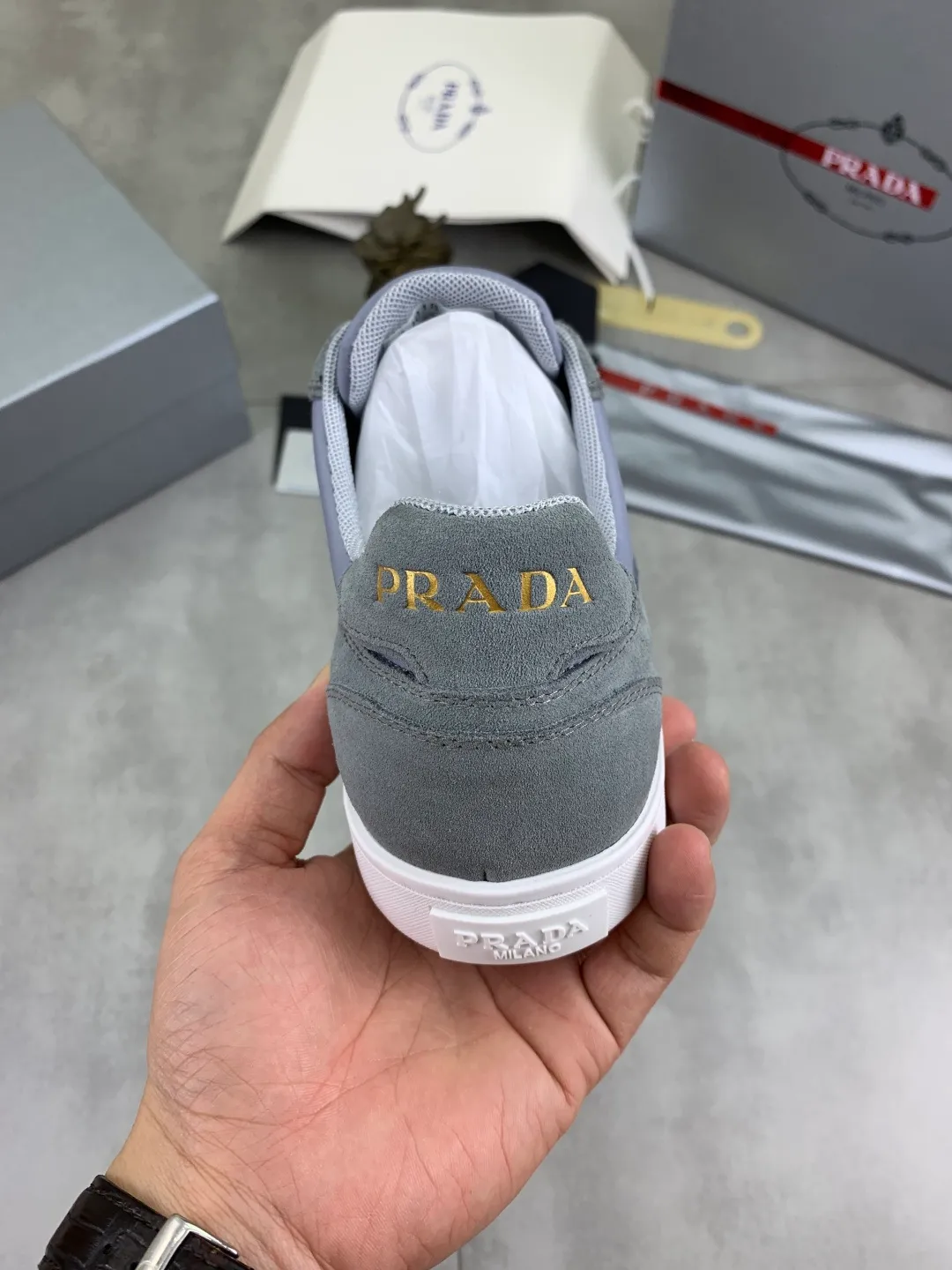 Men's shoes 💰P560💰[New model] The top version is available on the official website, 🆘 The trendy brand (Prada) mainly promotes the popular model, avant-garde and versatile fashionable men's shoes, private version mold opening, cowhide surface splicing 1:1.. Stylish and simple, original imported cowhide lining cowhide feet; the atmosphere and personality are more fashionable, eye-catching and pursuing class. It will subvert the old idea and be a must-have for fashionistas with you! Must keep it for yourself! Tall and comfortable, large and low, high-end quality workmanship. Official website’s new high-end outsole. Size: 38-45. Multiple colors available.
